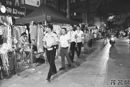 　　▲“红袖章”平安志愿者在街头巡逻<br>