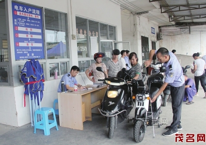 　　昨日，市民在河西电动车临时服务点排队登记上牌。<br>　　茂名晚报记者李颜东摄<br>