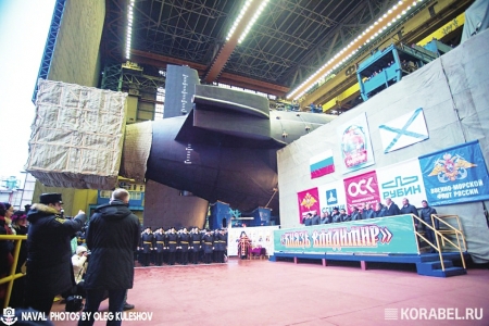 “ 北风之神”是俄罗斯研制的最新型 战 略 核 潜艇，由圣彼得堡“红宝石”中央设计局 设计，长170米，宽13.5米，水下最高航速29节，最大潜深450米，定员107人，每艘可携带16枚“布拉瓦”洲际弹道导弹。<br>