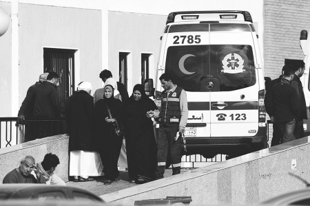 11月25日，在埃及伊斯梅利亚，家属离开收治伤者的苏伊士运河大学校医院。<br>