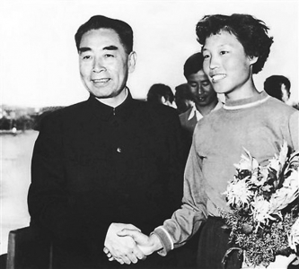 周总理握着郑凤荣的手说“你一定会破世界纪录”<br>