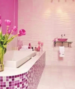 ◀墙面选用了嫩粉色，浴缸的马赛克瓷砖铺贴，让卫生间俏皮了不少，再摆放一盆花束，整个卫生间的颜值也变得高了。<br>