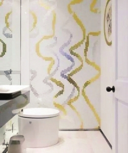 ▶卫浴间采用了以白色衬托金色、灰色、蓝色拼贴的丝带图案，深与浅的对比使其产生层次感。在遇光的反射下，增加了视线的动感，使卫浴间变得活跃起来。<br>