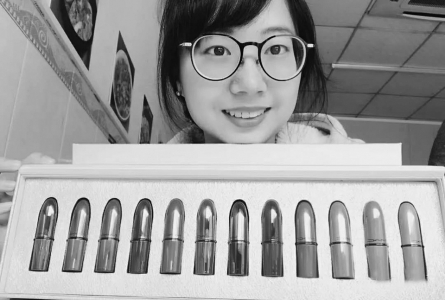 　　华南理工大学机械与汽车工程学院的陈文淇是其班上唯一女生。3月7日全班男生送她整套口红作为“女生节”的礼物。<br>