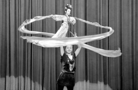 　　第四届中国泉州国际木偶节上，扬州木偶研究院表演《天女散花》<br>