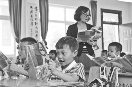 　　在浙江省湖州市德清县三合中心学校教室，学生们一起读拼音。<br>