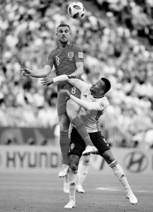 　　7月7日，英格兰队球员亨德森（上）与瑞典队球员马·奥尔松在比赛中拼抢。<br>