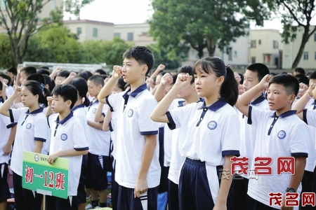 ▲启源中学全体师生进行“双创”宣誓。<br>