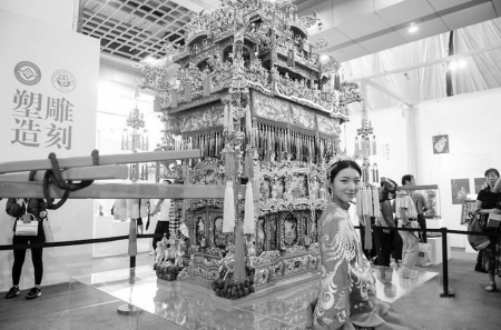 9月13日，民众欣赏宁波花轿。<br>