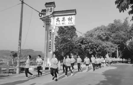微马爱好者在南塘镇高车村举行联谊联跑活动。 茂名晚报记者吴昊摄<br>