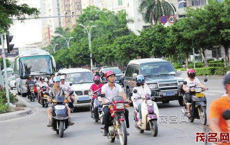 摩托车、汽车成了现在市民普遍出行方式。 茂名晚报记者吴昊摄<br>