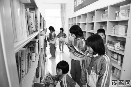 　　学生在“爱心图书室”里快乐阅读。<br>　　茂名晚报记者黎雄摄<br>