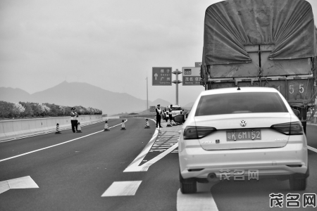 昨日下午16：44，汕湛高速广州方向车辆在仙塘互通分流。茂名晚报记者余力摄<br>