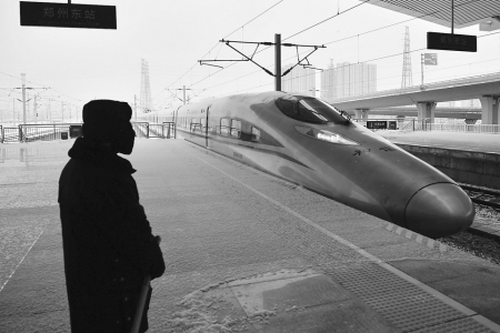 　　2月10日，一列高铁列车迎着风雪驶入郑州东站。<br>
