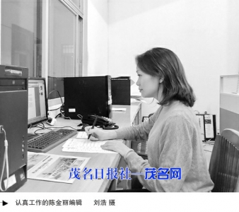 刘锋兰记者（左）采访励志博士生彭辉仁 李颜东摄