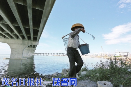一名渔民经过桥底。<br>