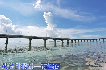 海天一色将博贺湾大桥映衬得格外美。<br>