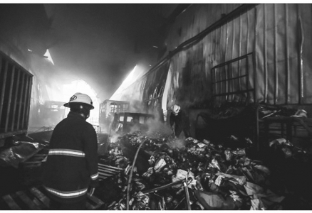 　　7月30日，消防员在菲律宾马尼拉起火的仓库灭火。菲律宾马尼拉一处放置塑料的仓库29日发生火灾，燃烧时间超过14小时，事故原因仍在调查中。 新华社发（乌马利摄）<br>