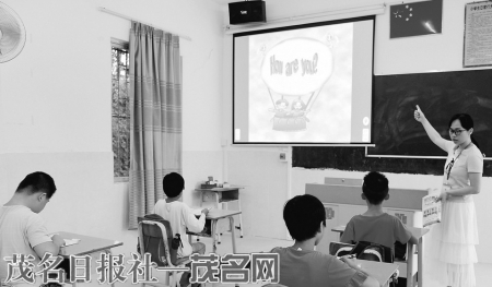 杨容娟老师在上英语课。<br>