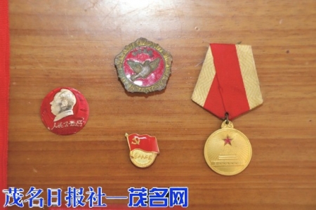 陈老收藏多年的一些徽章。