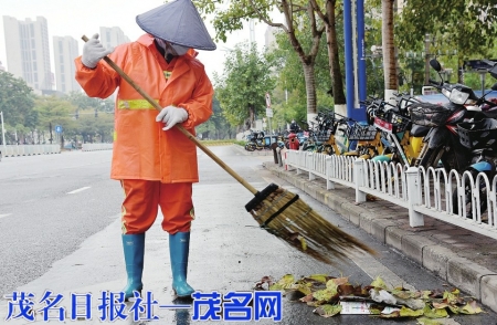 环卫工人冒着严寒清扫马路。茂名日报社全媒体记者陈国汉摄<br>