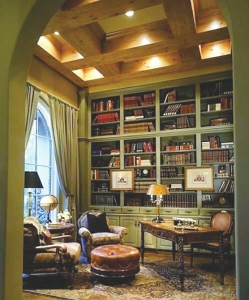 　　这样的一间书房就像电影中的场景，古典皮沙发，有精美雕花的书桌，满屋的精装书，还有昏暗的灯光……<br>