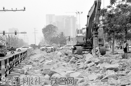 施工人员在茂南大道开挖混凝土路面。茂名日报社全媒体记者陈国汉摄<br>