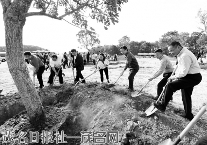 2021年，许志晖、袁古洁、刘芳等市领导在露天矿生态公园参加义务植树活动。<br>