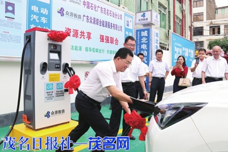 茂名石油分公司经理、党委副书记李明为进站充电的新能源汽车充电。<br>