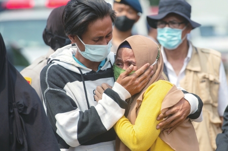 9月8日，在印度尼西亚唐格朗，火灾遇难者家属难掩悲痛。新华社发（维里摄）<br>
