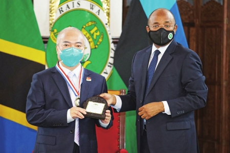 　　9月21日，坦桑尼亚桑给巴尔总统姆维尼（右）在桑给巴尔总统府为中国医疗队队员颁发荣誉证书。<br>　　新华社发（中国医疗队供图）<br>