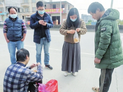 　　曹江镇镇干部、群众给智障兄弟带来面包和饮用水。<br>　　茂名日报社全媒体记者吴昊摄<br>